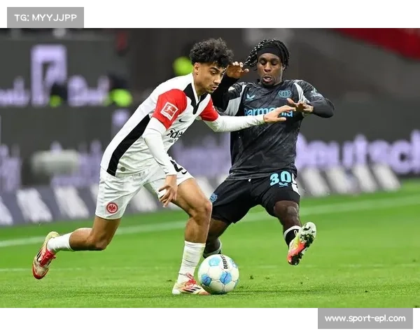 法兰克福球员布朗凌空抽射破门瞬间,技惊四座 法兰克福球员布朗凌空抽射破门瞬间,技惊四座